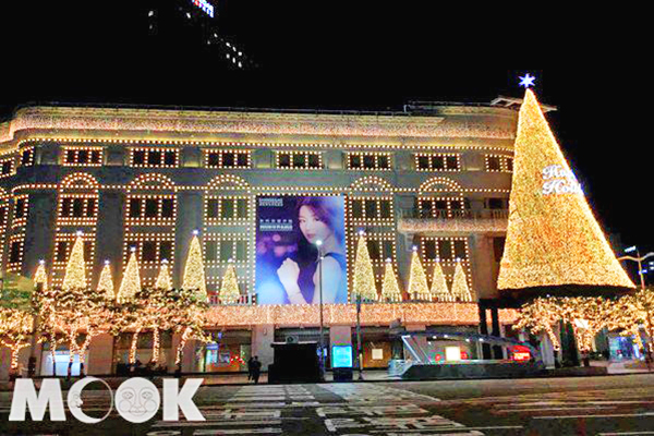 12月的首爾街頭有濃濃的耶誕氣氛，此為明洞新世界百貨的聖誕造景 (攝影／MOOK景點家張盈盈)