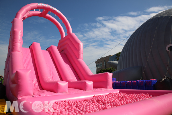 溜啊溜滑梯～溜進充滿繽紛歡樂的粉紅球池裡！（圖／ART-ZOO藝術動物園）