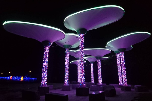 幸運草廣場的「幸福起點」展區，仿新加坡天空樹的裝置藝術，搭配溫暖的色調也讓人感到幸福洋溢（圖／交通部觀光局）
