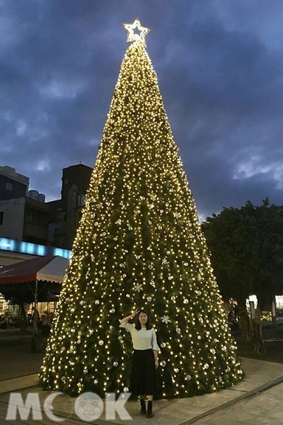 淡水老街廣場的巨型聖誕樹點燈壯麗迷人，成為必拍場景（圖片提供／a145726）
