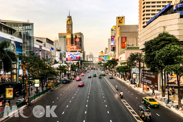 無論是偏好特色手工藝品或愛好精品服飾的旅客，「泰國曼谷」都能提供最多元的購物體驗。（圖／Booking.com）