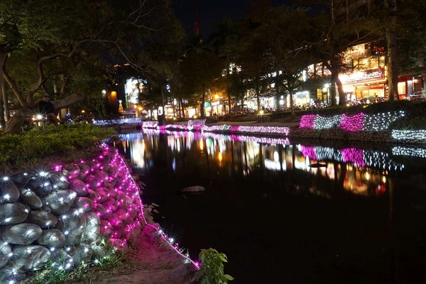 護城河畔點亮一公尺的耶誕燈飾，成為最浪漫的造景（圖／交通部觀光局）