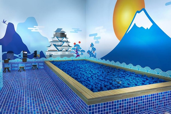療癒藍色球池澡堂成為消除疲憊的大人版球池，瘋狂玩樂拍照不成問題（圖／色廊展）