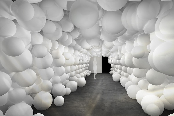 奇幻多彩的氣球廊道，佈滿白色氣球，透過光效投影，營造繽紛多彩的視覺變化（圖／色廊展）