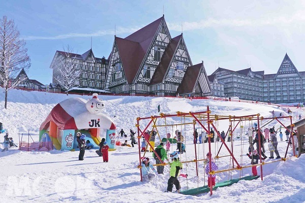 「綠色廣場上越酒店」擁有占地約214座東京巨蛋大小的滑雪場，十分壯觀。（圖／樂天旅遊）