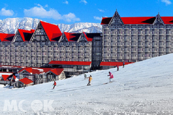 「奧白馬溫泉綠色廣場白馬酒店」，擁有16種不同雪道，供初學者與專業玩家享受滑雪樂趣。（圖／樂天旅遊）