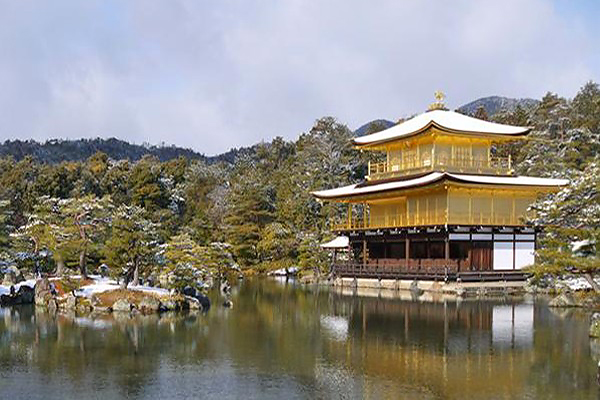 金閣寺動人的「雪化妝」場景 (圖／Tabirai)