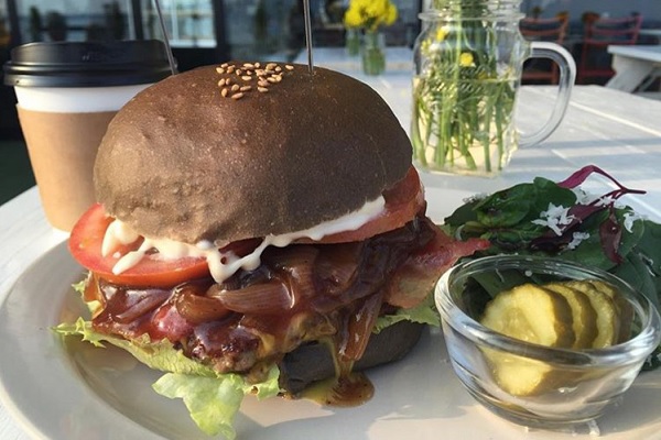 象徵濟州玄武岩的「黑色漢堡」，配上厚切濟州牛肉，現點現做，呈現絕佳的風味（圖／봉끄랑 Bakery & Café）