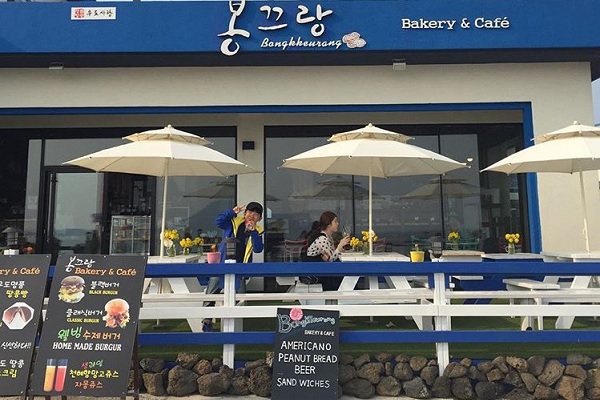 봉끄랑 Bakery & Café的藍白色裝潢與黑色寫上英文、韓文的菜單看板，都讓人感受深具異國風情（圖／봉끄랑 Bakery & Café）