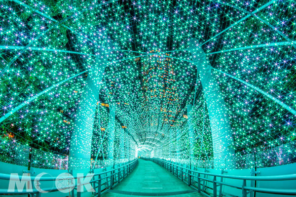 新北市歡樂耶誕城藍色時光隧道。（圖／新北市政府觀光旅遊局）