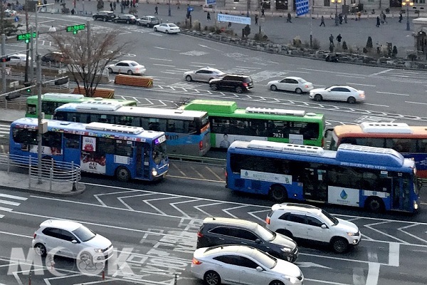 韓國首爾政府新推政策，拒絕外帶飲料及食物的旅客搭乘公車（圖／MOOK景點家張盈盈）