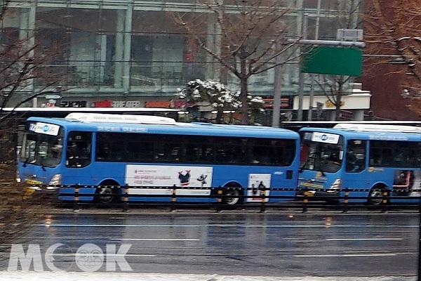 韓國首爾政府為防止飲料於公車行駛中因搖晃而灑出，會引響其他乘客安全，因此重新制定規範，禁止乘客攜帶飲料與食物搭乘公車（圖／MOOK景點家張盈盈）