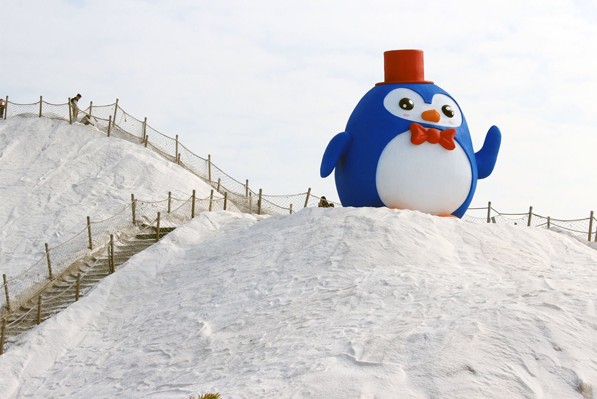白色鹽山上的6公尺高藍色好運企鵝相當顯眼。