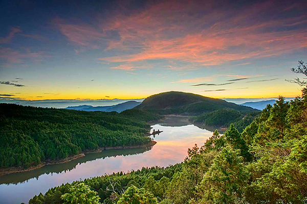 泡湯賞全台最美日出湖景  森林山莊度假一日遊