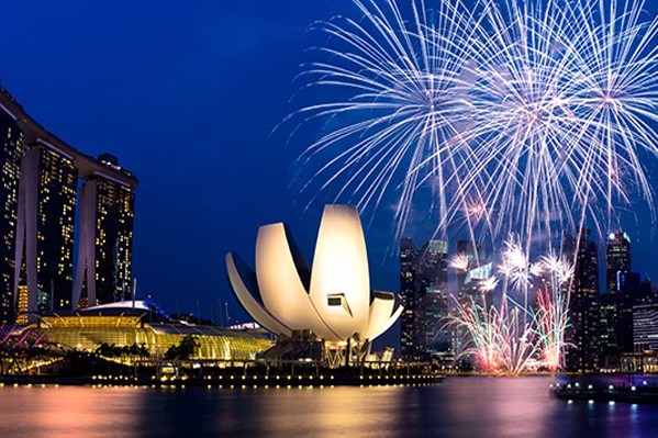 全球最大濱海灣浮动舞台與跨年煙火是新年盛事。(圖／hoteljen)