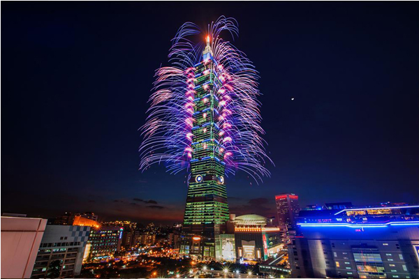 今年台北101大樓的煙火秀規模更勝往年。（圖片來源／TAIPEI 101 MALL 台北 101 購物中心）