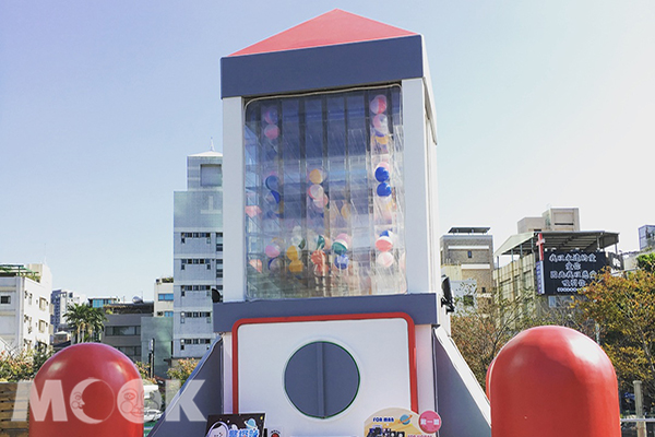 草悟廣場「驚探號巨型扭蛋機」 (圖片提供／nickchenn1018)