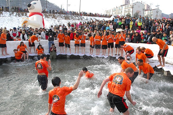 華川山川魚慶典，挑戰在酷寒的天氣下徒手抓鱒魚。（圖／韓國觀光公社）