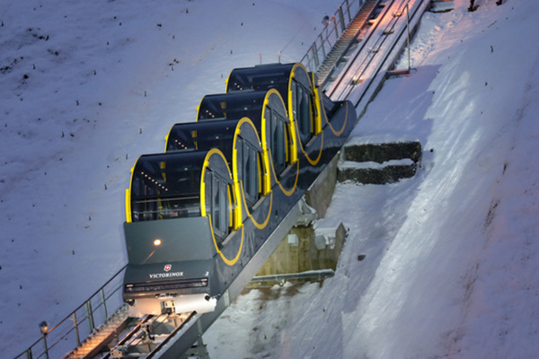 世界最陡高山纜車Stoos Bahn Tram (圖／瑞士旅遊局)