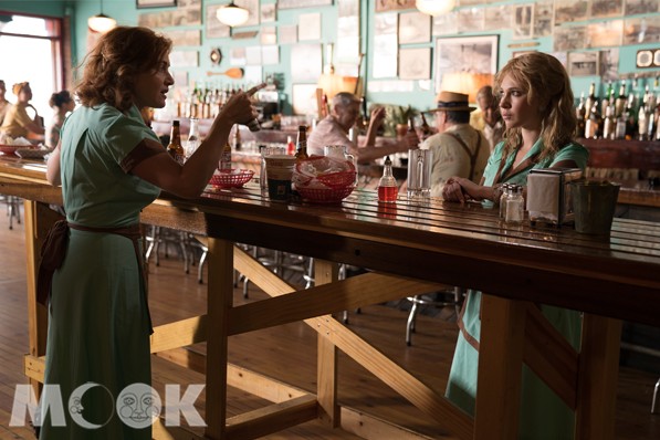 凱特溫絲蕾與朱諾坦普在「愛情摩天輪」中皆演出餐廳服務生的角色。(圖／甲上娛樂)