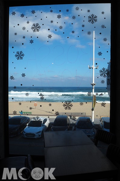 Bossa Nova景觀咖啡館2樓窗外即是美麗的海景。
