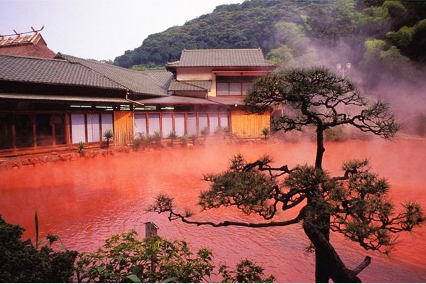 血紅色的泉水，有如地獄的場景 (圖／balcanexpres)