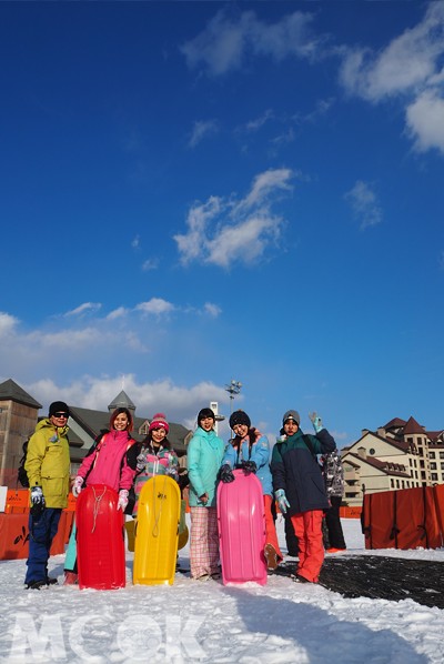 朋友們一起拿著雪盆留下雪地紀念照！很不錯吧！