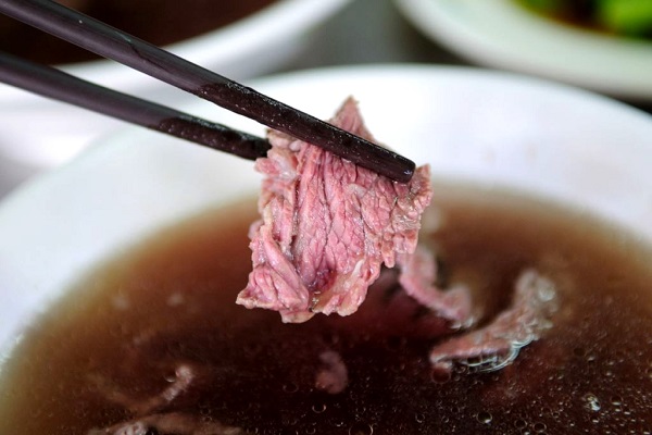 台南知名的牛肉湯使用最新鮮的溫體牛肉，是大家前往台南旅遊必嘗的小吃之一（圖／台南市政府觀光旅遊局）