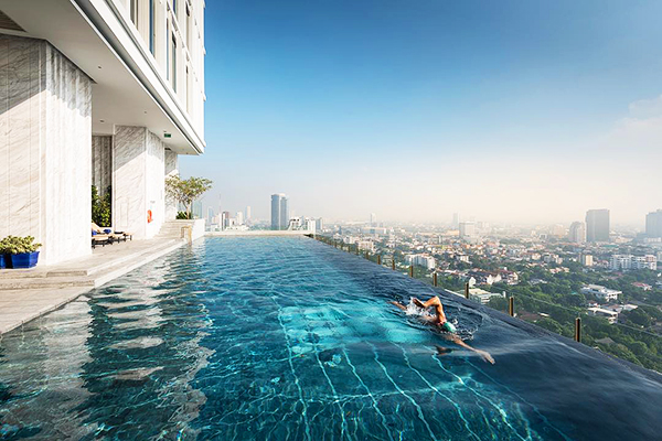 高空無邊際泳池俯瞰夜景  曼谷景觀飯店新景點