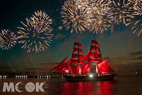 白夜節期間最盛大的「紅帆節」，以出航祝福畢業的學生。（圖／HotelsCombined）