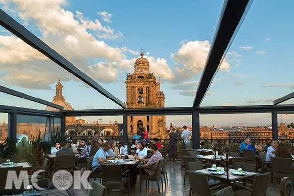 墨西哥城憲法廣場市中心酒店頂樓餐廳景觀十分優美。（圖／HotelsCombined）