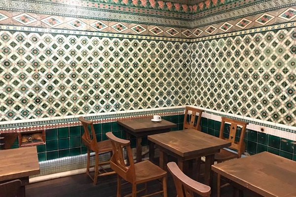 咖啡館內的牆面上保留舊澡堂的東洋氣氛的馬約利卡磁磚，別於以往咖啡館的特色與懷舊風味顯露無遺（圖／さらさ西陣）