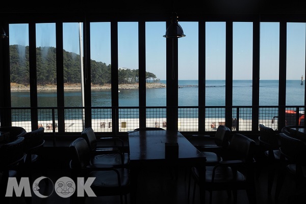 在海雲台的咖啡館都有大片玻璃窗可眺望絕美海景（攝影／MOOK景點家張盈盈）
