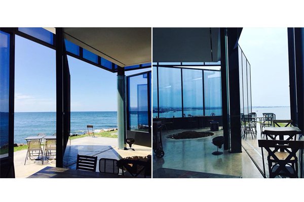 Monsant café利用多片大型玻璃帷幕，讓人可以自在的享受濟州島美麗的海景風光。（圖／instiz）
