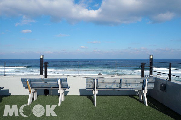 Bossa Nova景觀咖啡館五樓有著開放式的露天屋頂區，在長椅上觀覽海岸美景並感受風和日麗的陽光灑下，好不愜意（攝影／MOOK景點家張盈盈）