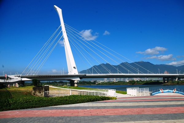 社子島及社子大橋的自行車步道是大家常出遊的騎車環島路線（圖／台北市政府觀光傳播局）