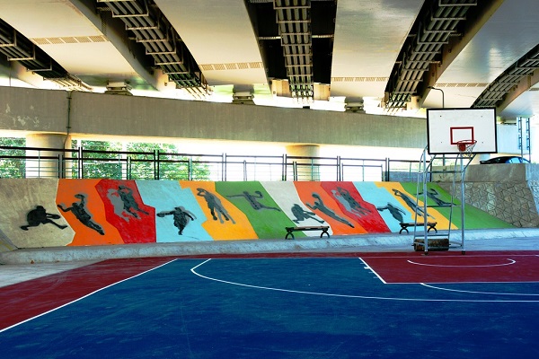 社子大橋下的籃球運動廣場，以嶄新面目再次登場，周邊堤壁也是以籃球為主題構圖，十分生動活潑（圖／台北市政府觀光傳播局）
