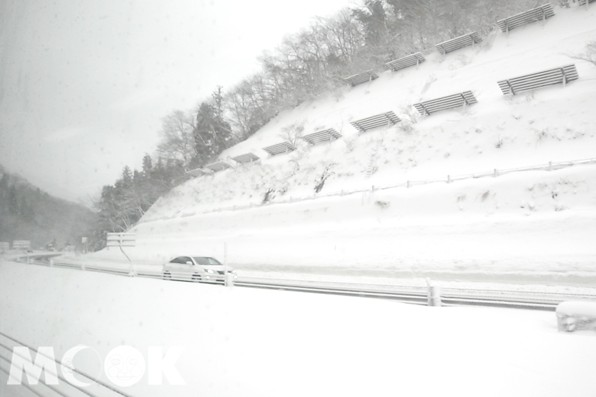 公路上積滿大雪的景象（攝影／MOOK景點家張盈盈）