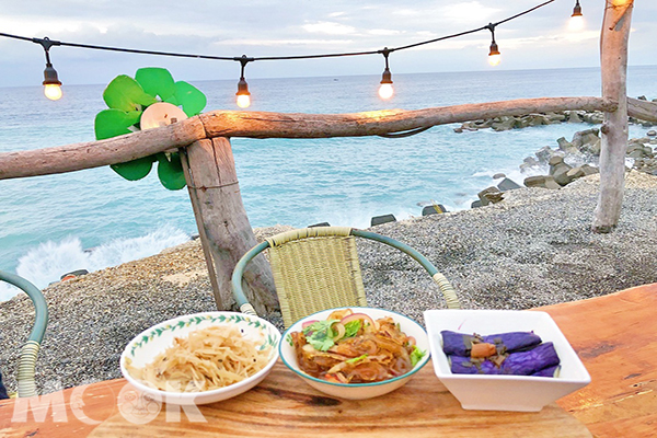 藍色愛情海餐廳主打原民風味餐與海景 (圖／eating0_0)