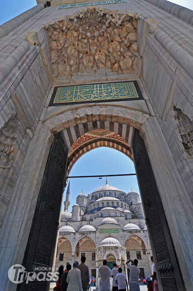 藍色清真寺宏偉的大門，每天湧入不計其數的虔誠信徒與觀光客 (圖片提供／Zoe Lee)