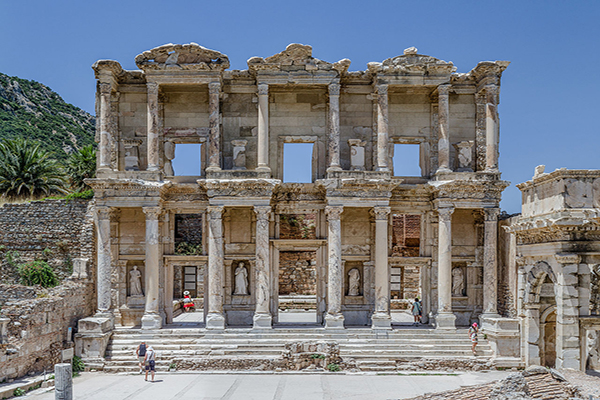 艾菲索斯的塞爾蘇斯圖書館 (圖／Wikipedia)