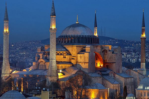 夜晚的伊斯坦堡教堂 (圖／Sura Hagia Sophia Hotel & Spa)