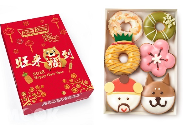 這次Krispy Kreme除了推出四款應景吉祥的新年造型甜甜圈外，連外包裝盒也改裝成新年禮盒限定包裝，利用金色、紅色搭配可愛的柴犬與鳳梨，讓人有充滿喜氣洋洋的感受（圖片提供／Krispy Kreme）