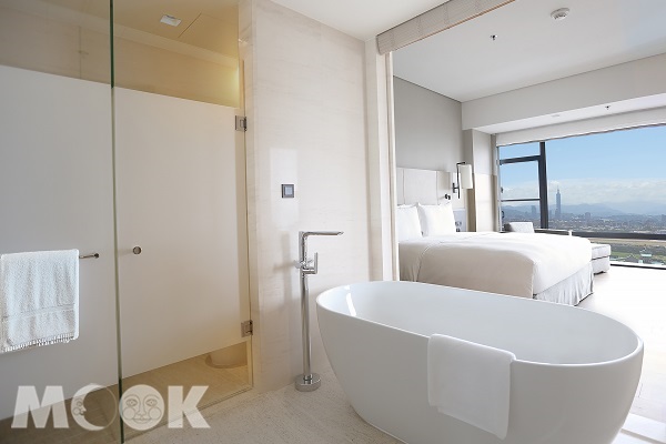 「Sky Tower」全新住房每間客房採「浴室到臥房無隔間」的全開放動線、寬敞方正的格局設計，讓房間呈現更廣大的空間（圖片提供／台北萬豪酒店）