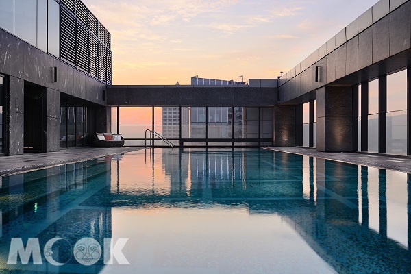 高樓層的室外溫水泳池可以在放鬆休閒的時光中一覽高空遠眺的美景（圖片提供／台北萬豪酒店）
