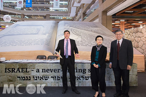 以色列主題國館以巨書震撼呈現。（圖／財團法人台北書展基金會，以下同）