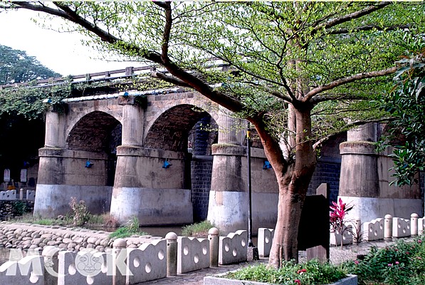1927年落成的東安古橋，由知名的石匠李鎮帶隊砌築，造型優美壯觀。(圖／MOOK)