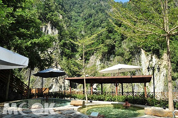 戶外五行湯除了體驗溫泉，還能感受大自然的綠意美景。