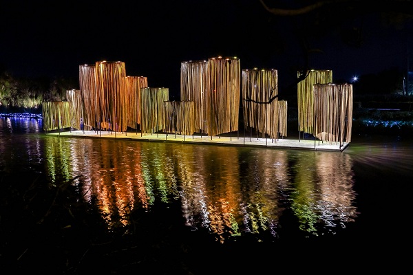 2018月津港燈節，月光下燈光裝置閃閃發光，水面映著河港水岸倒影，十分迷人。