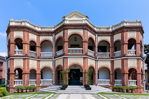 日治時代的老建築知事官邸是當時是台南廳行政長官的住所，深具歷史意義。
